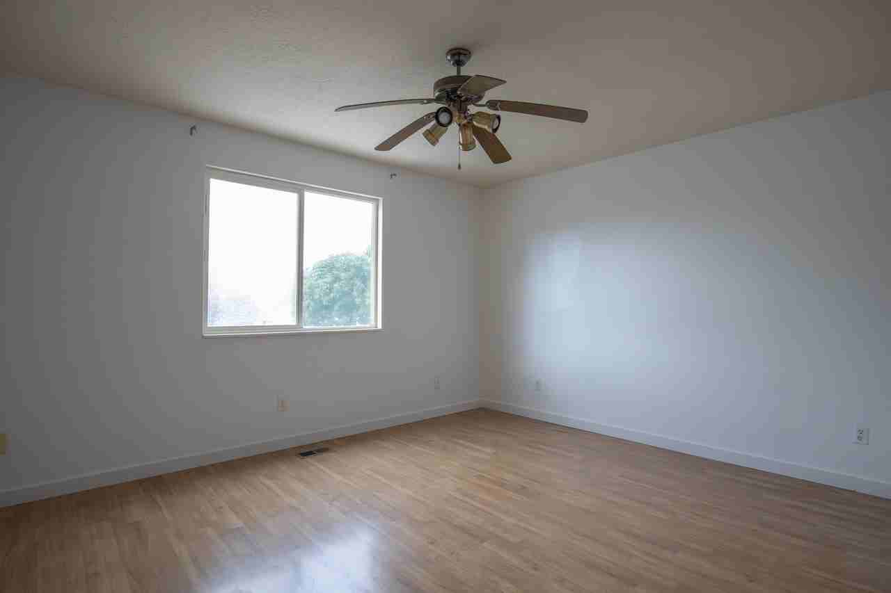 240 Ws - Photo 3 of 20