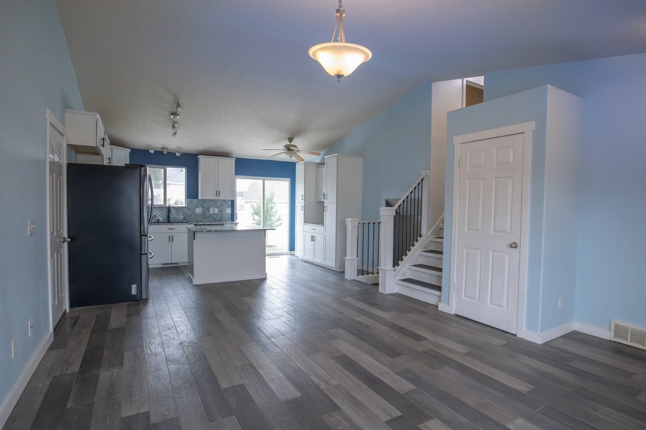 240 Ws - Photo 7 of 20