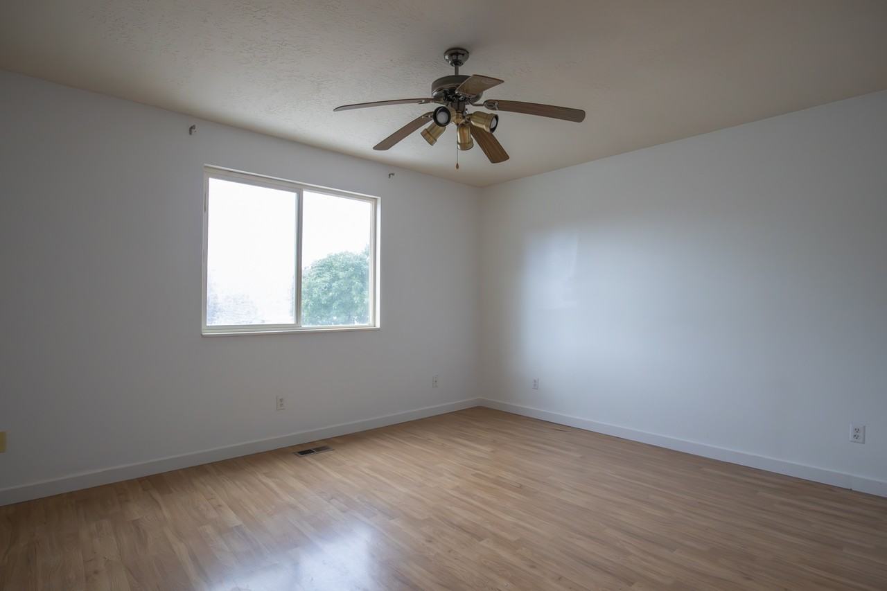 240 Ws - Photo 7 of 20