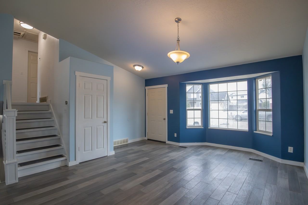 240 Ws - Photo 5 of 20