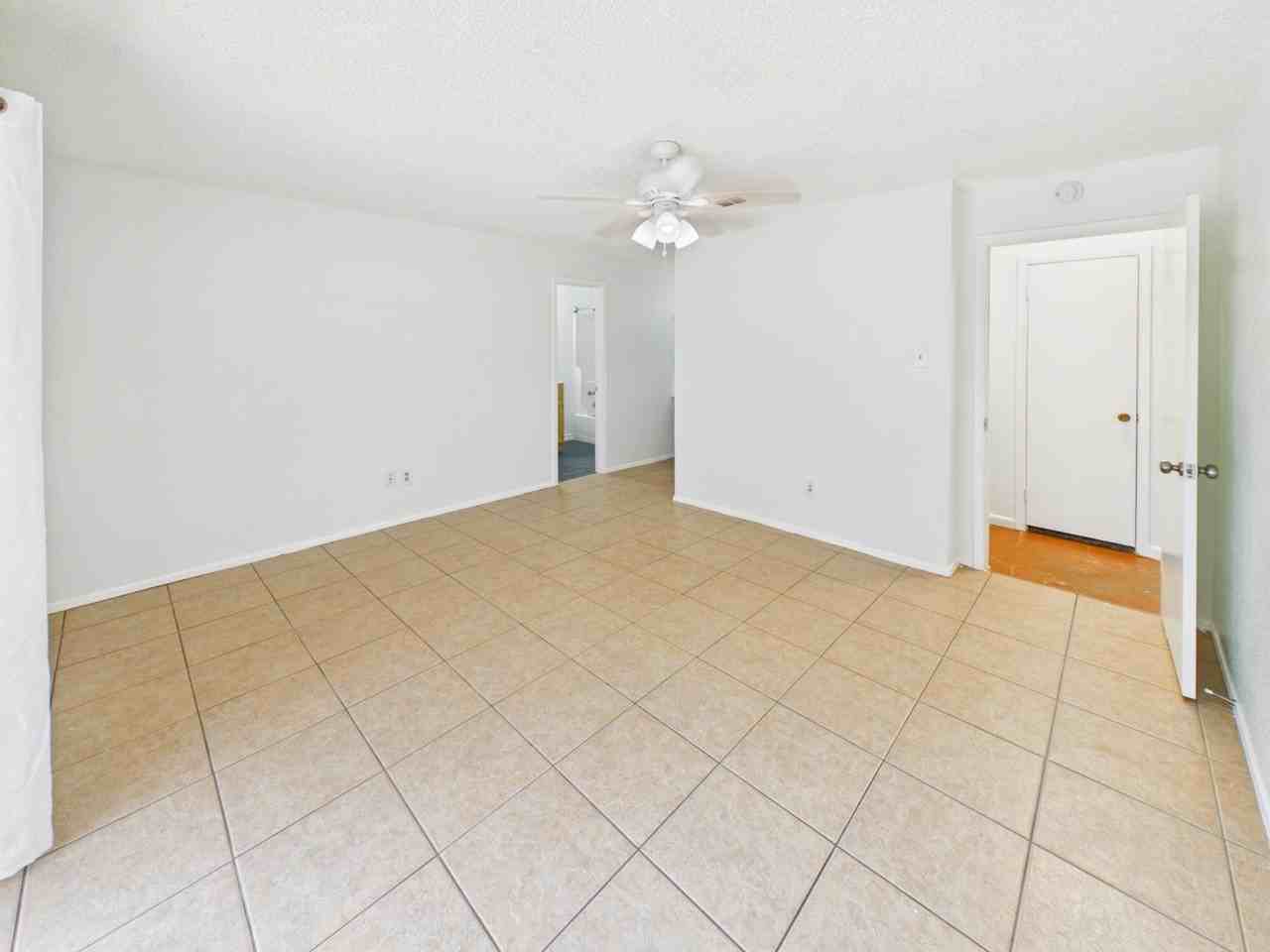 11121 N Dowling Rd - Photo 5 of 10