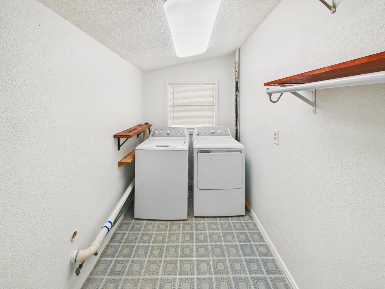 11121 N Dowling Rd - Photo 7 of 10