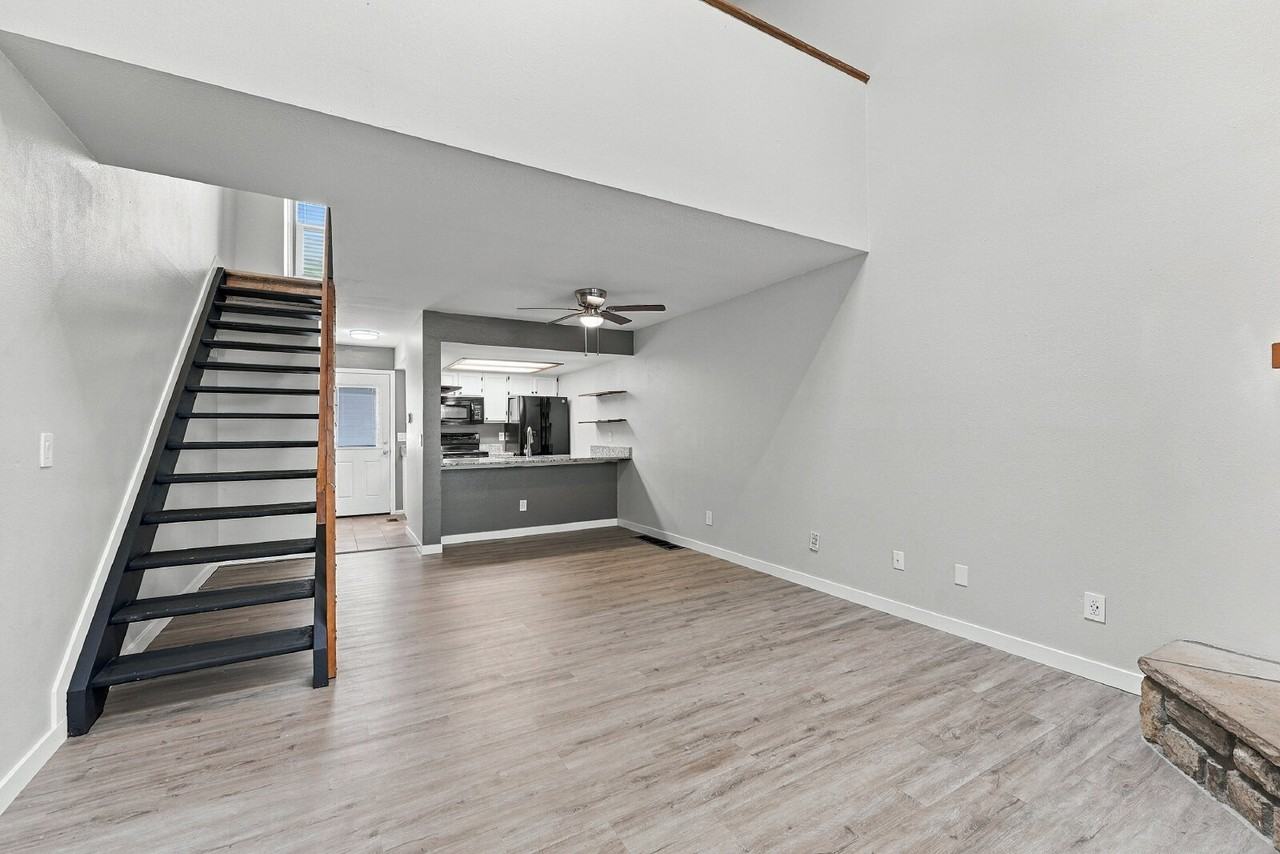 375 S Memphis Way #B - Photo 3 of 36