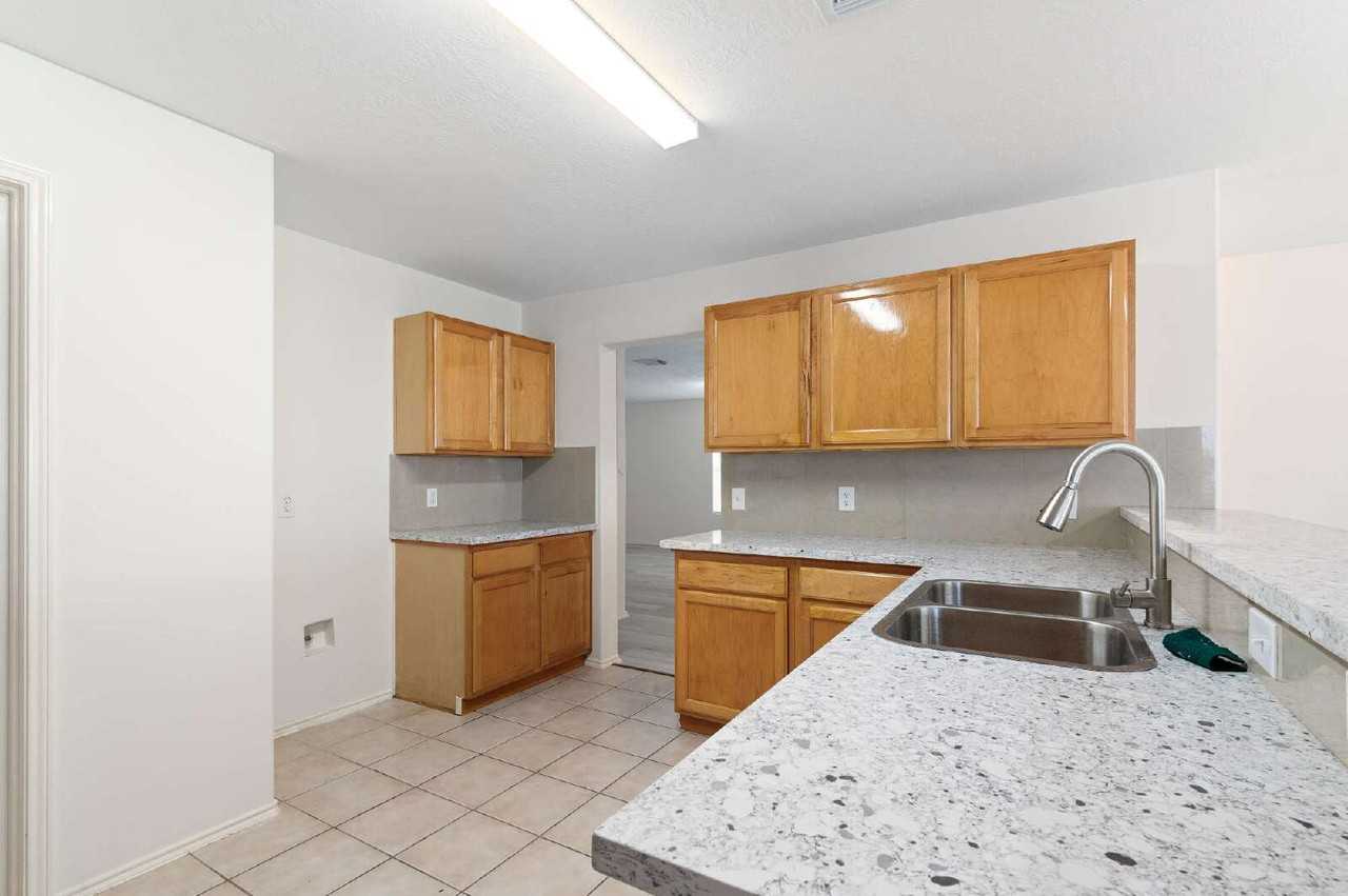 2923 Katybriar Ln - Photo 5 of 22