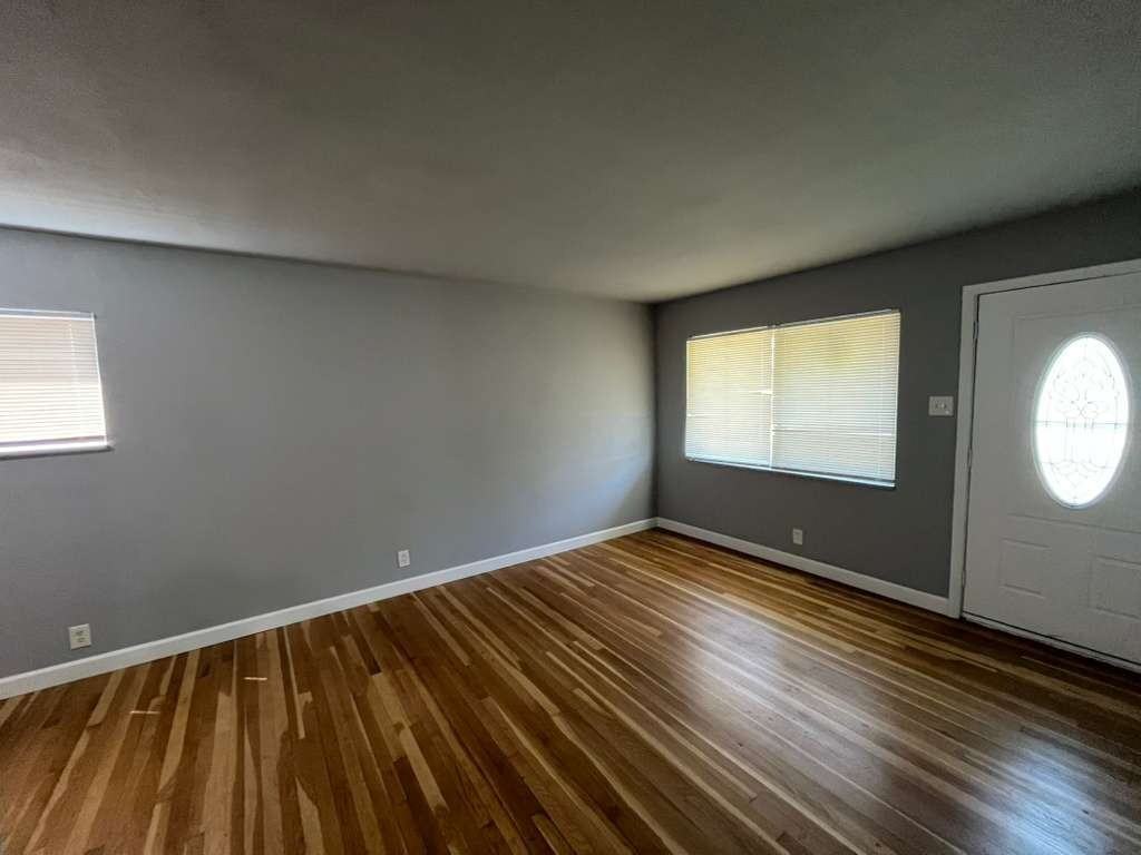 10556 Spring Garden Dr - Photo 3 of 17
