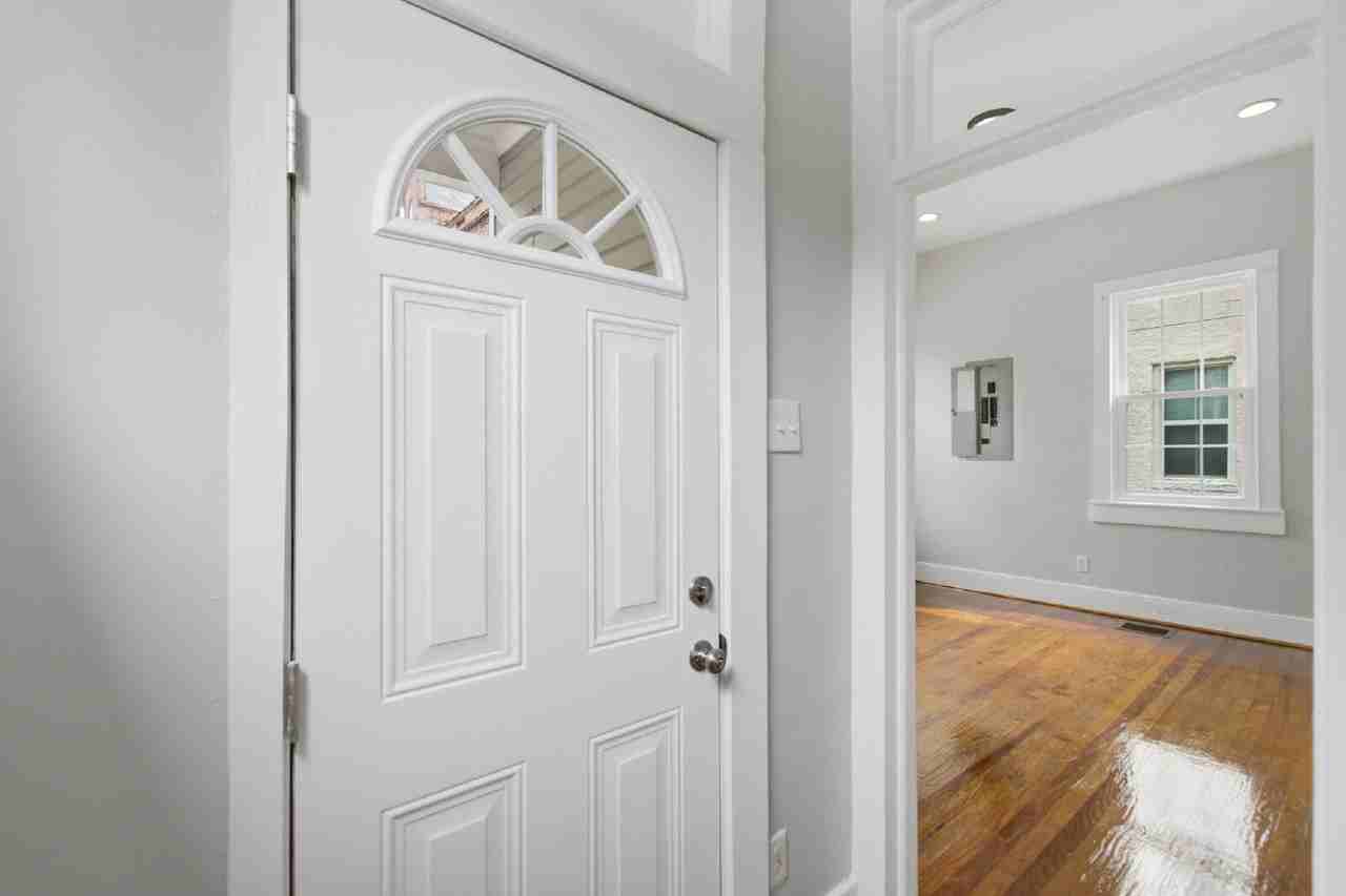 27 Maverick St - Photo 4 of 31