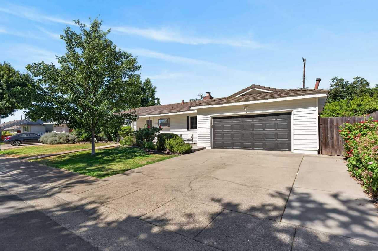 9528 Sara St - Photo 2 of 50
