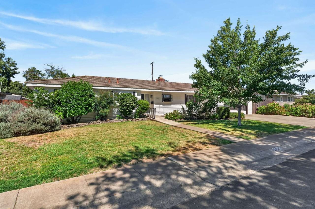 9528 Sara St - Photo 4 of 50