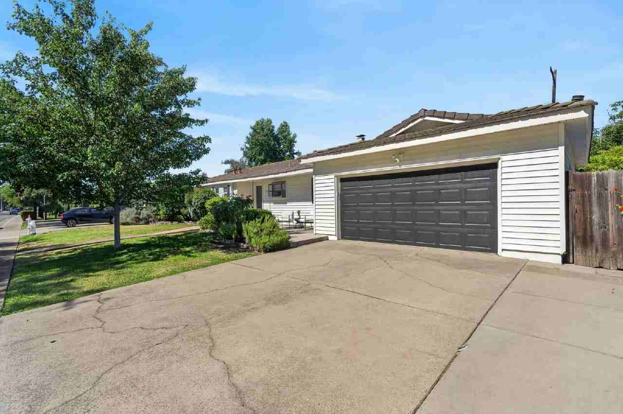 9528 Sara St - Photo 6 of 50