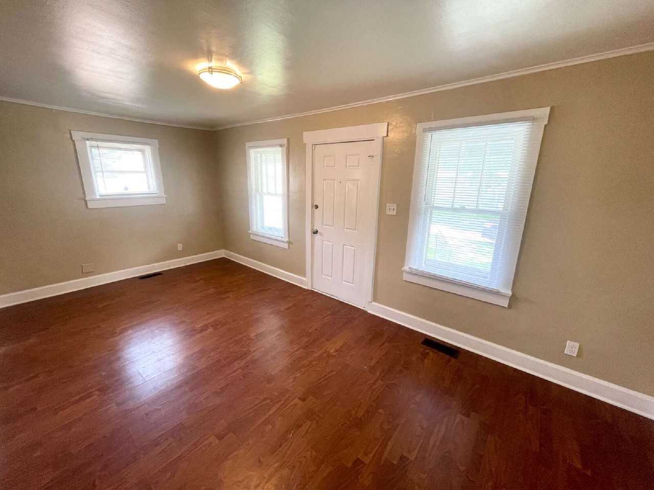 806 S Norfolk St - Photo 2 of 7