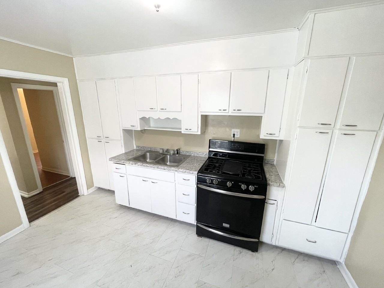 806 S Norfolk St - Photo 4 of 7