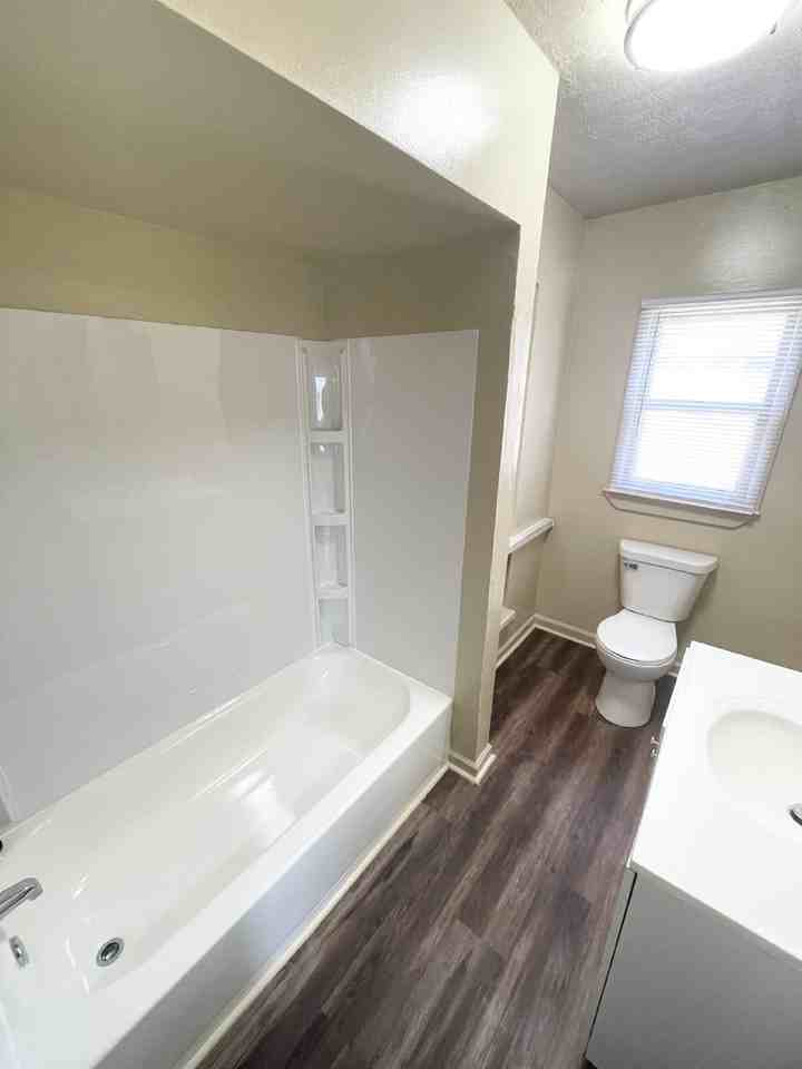 806 S Norfolk St - Photo 5 of 7