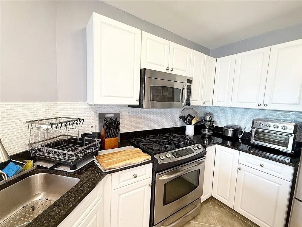 614 Pond St - Photo 5 of 26