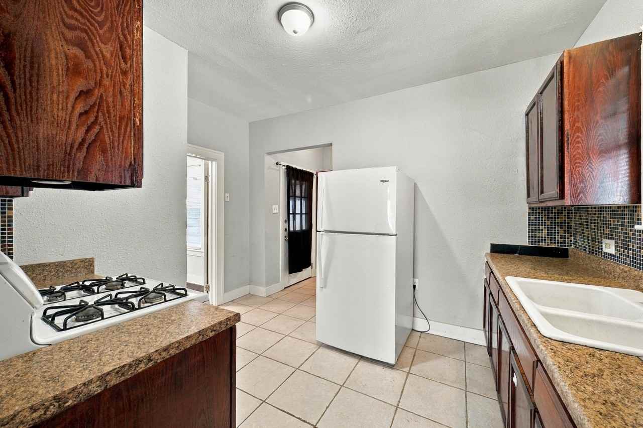 1114 Gibbs - Photo 3 of 28