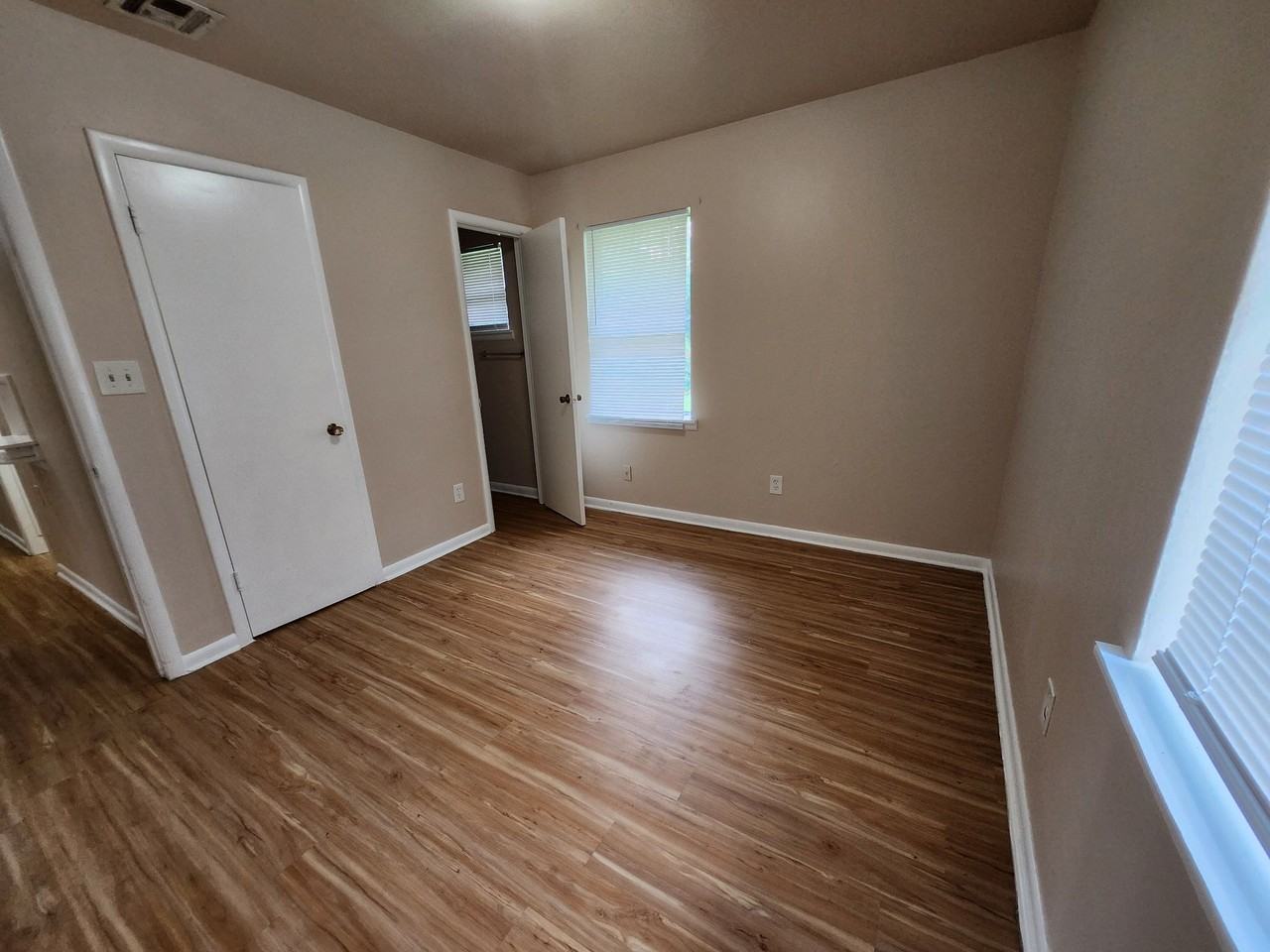 729 Hedge Dr - Photo 4 of 9