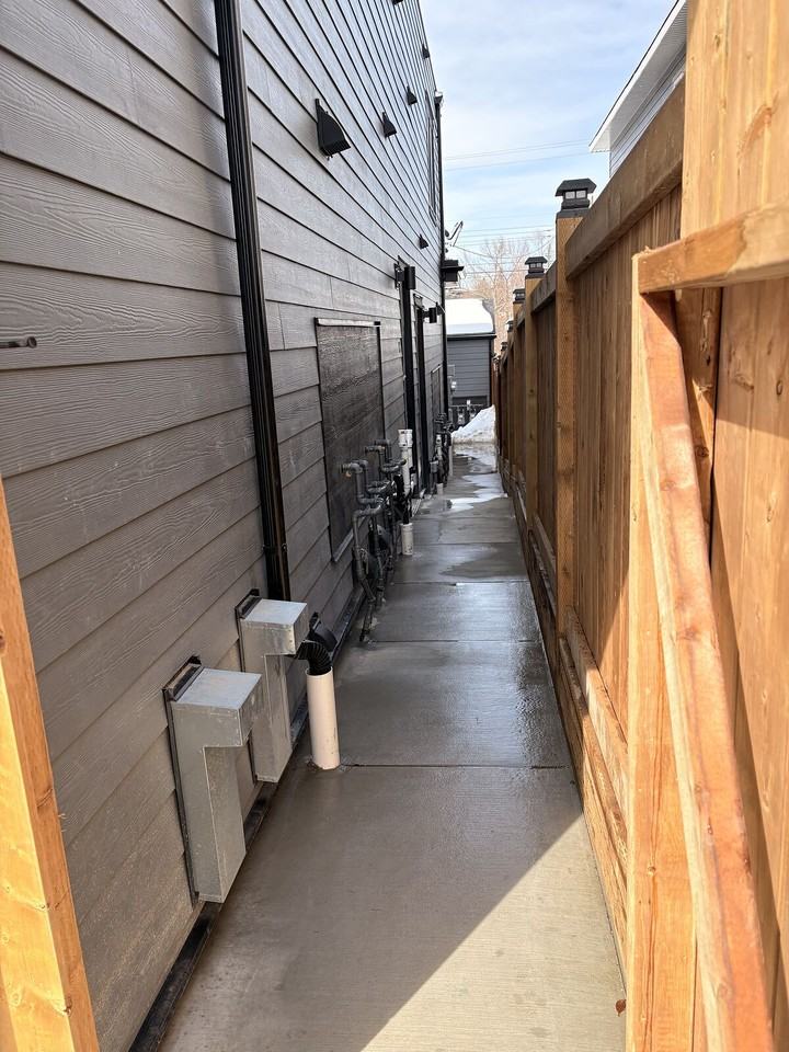 236 31 Ave Ne - Photo 3 of 10