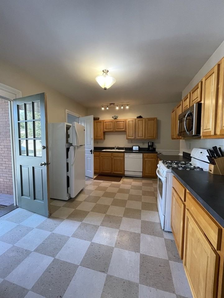 1146 Memorial Ave - Photo 3 of 26