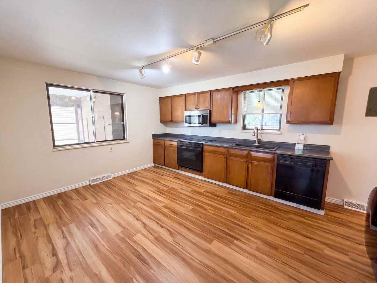 1562 Myrtle St #NA - Photo 3 of 12