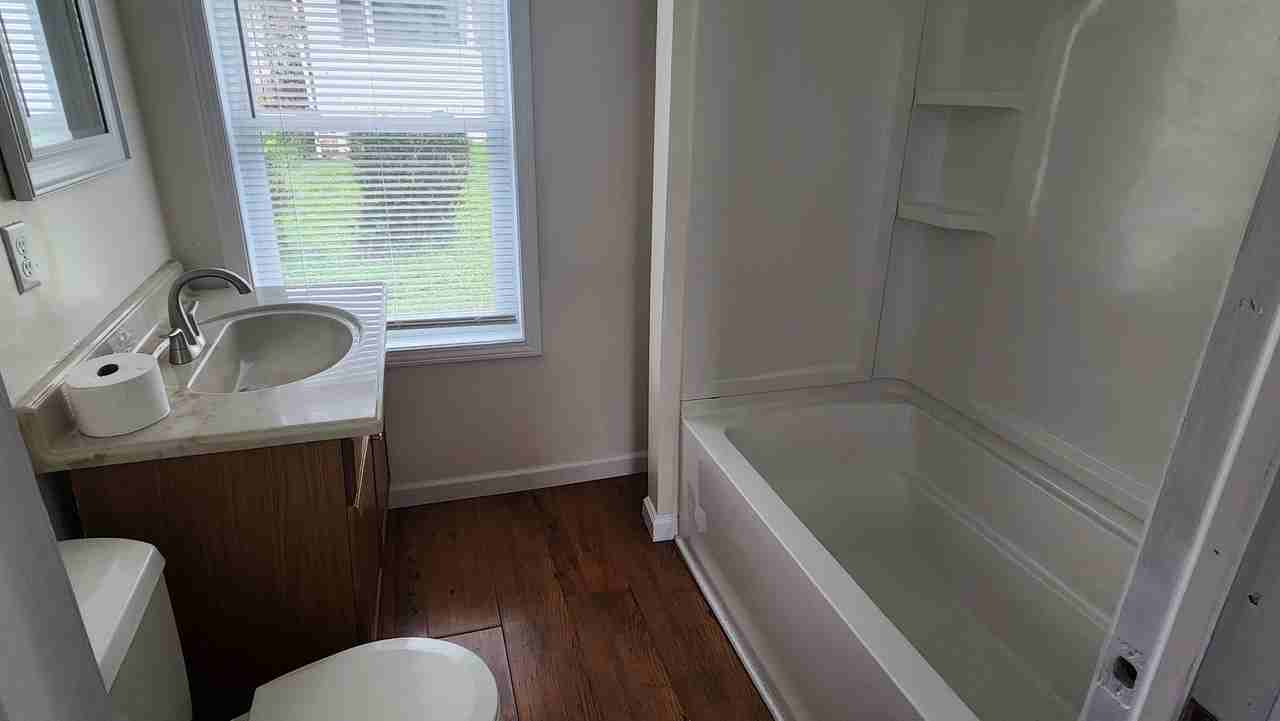 912 Clara St - Photo 3 of 8