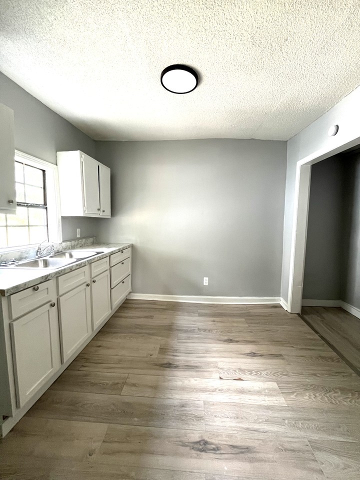 426 Dyer St #1 - Photo 2 of 6