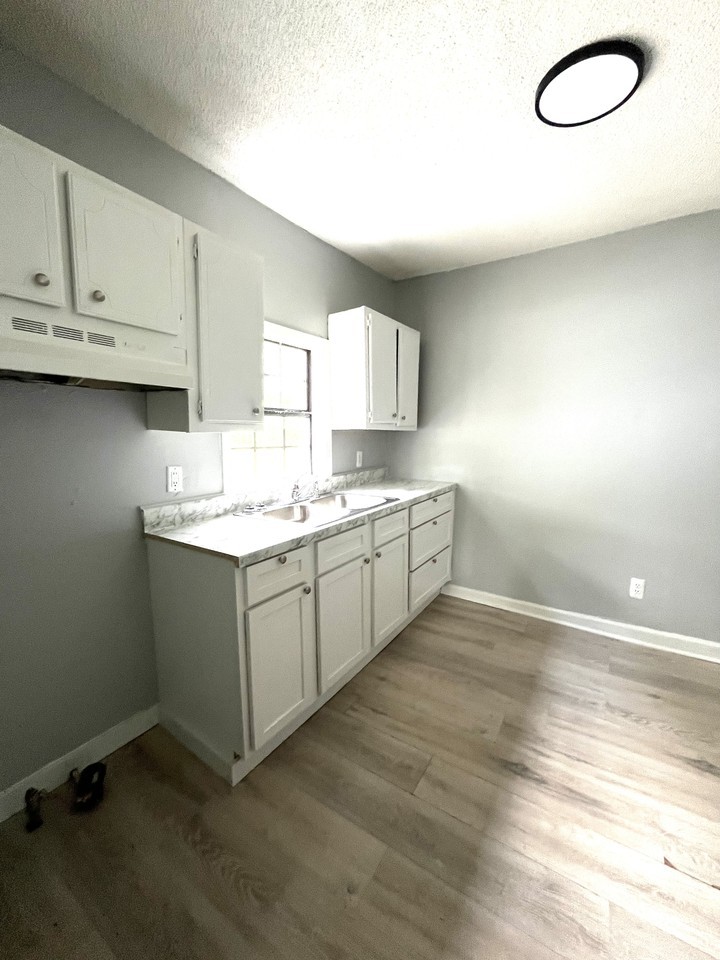 426 Dyer St #1 - Photo 3 of 6