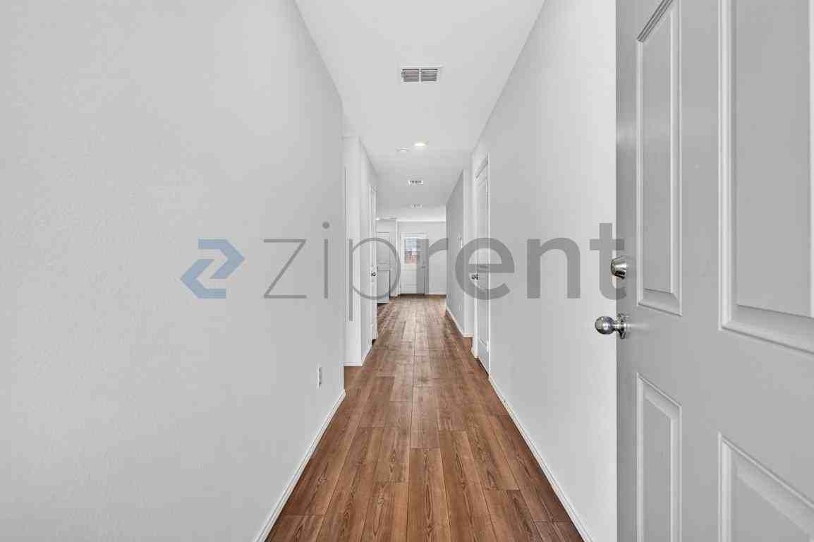 3942 Surrey Drive - Photo 5 of 36