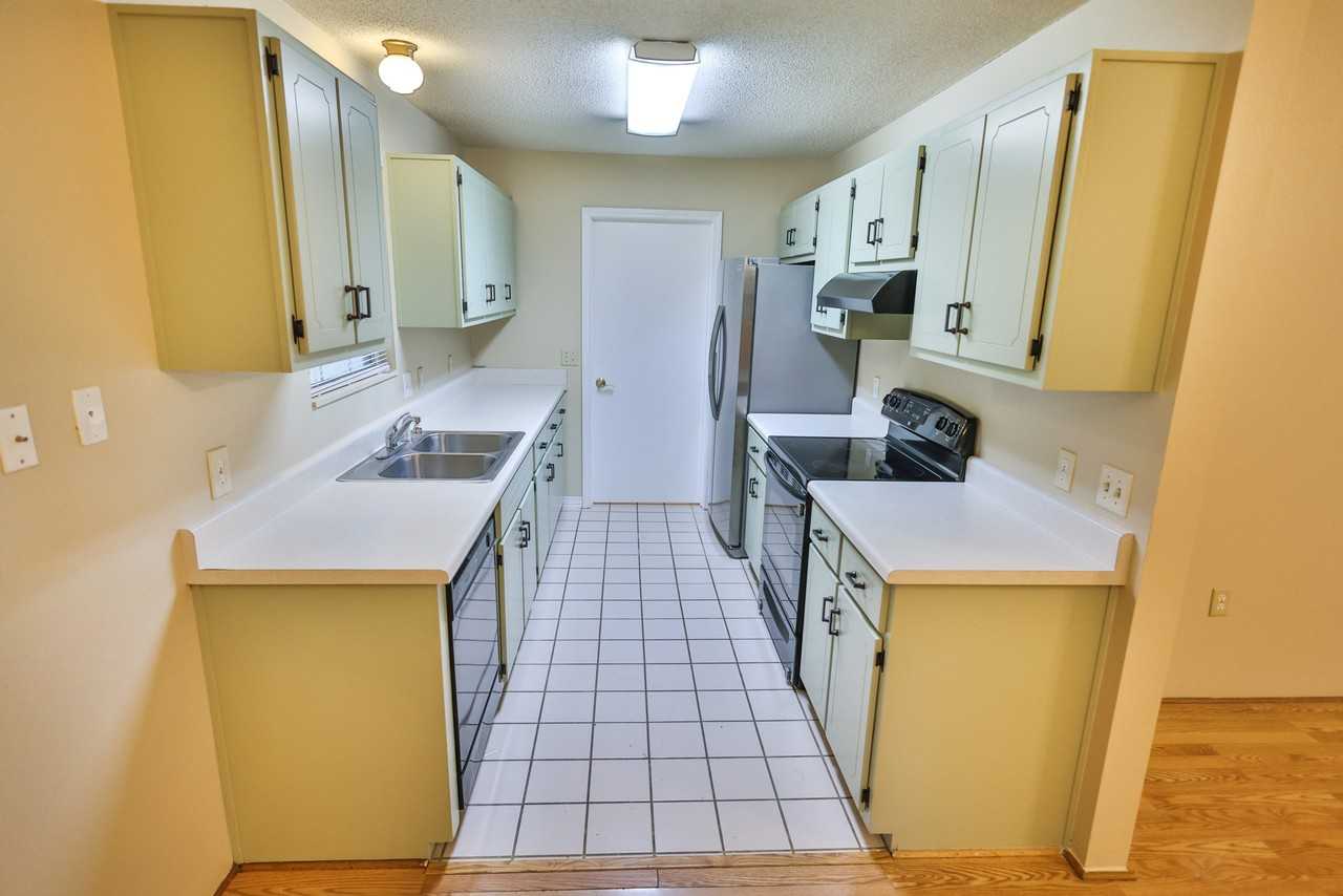 213 Pinoak Ct W - Photo 4 of 16