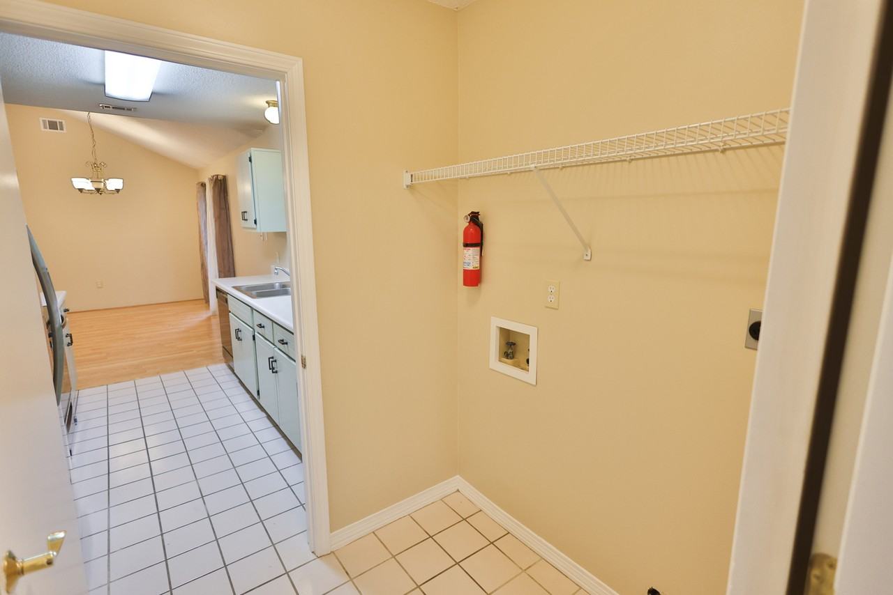 213 Pinoak Ct W - Photo 6 of 16