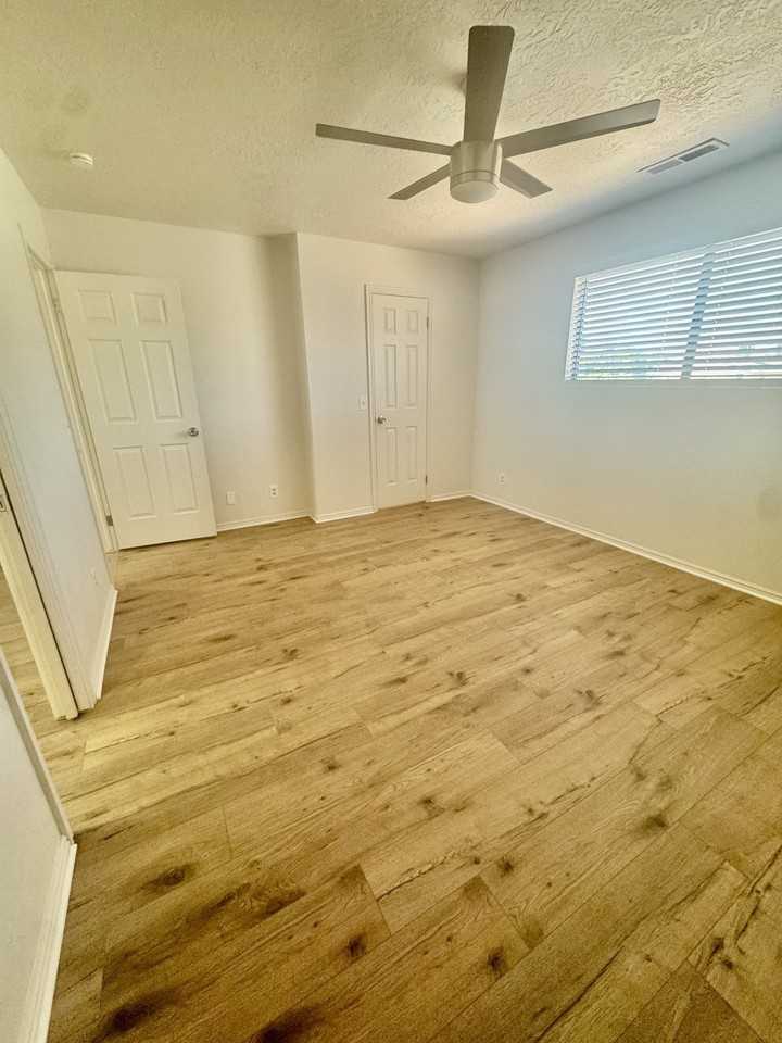 525 S.E. #34 - Photo 2 of 33