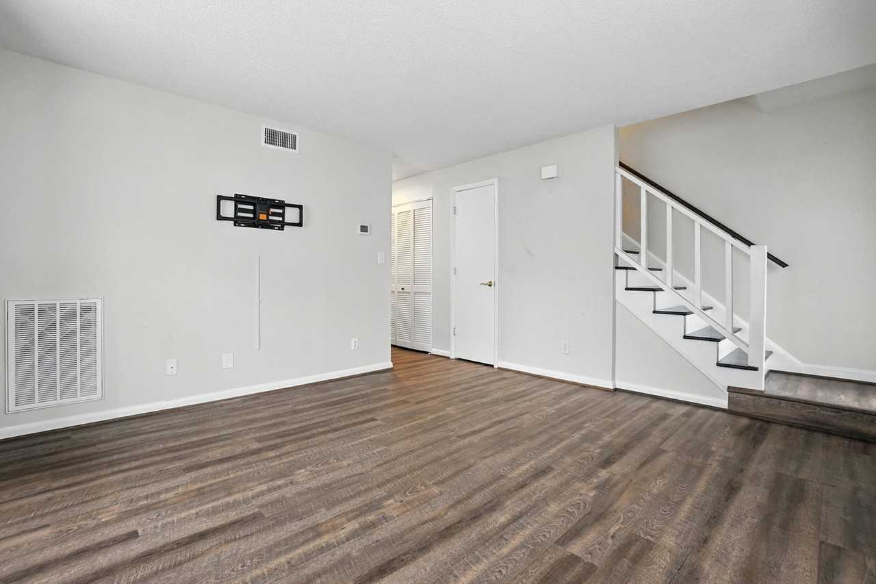 1101 Surry Ln #1 - Photo 7 of 33