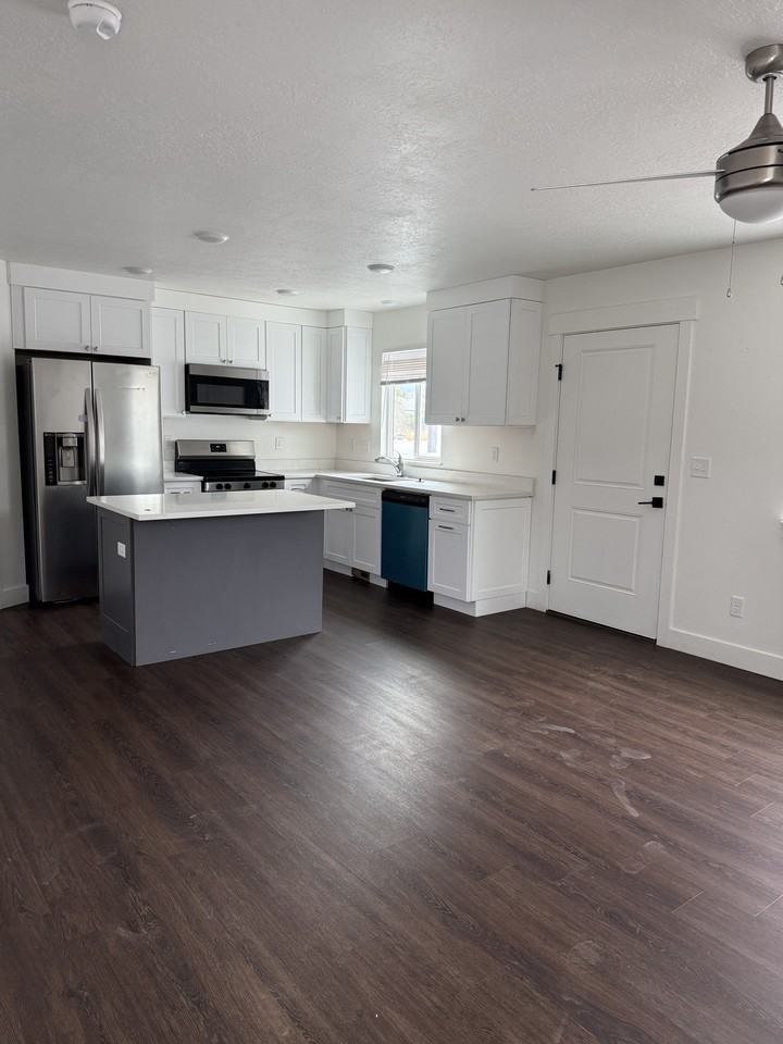 729 Northeast #A - Photo 4 of 4
