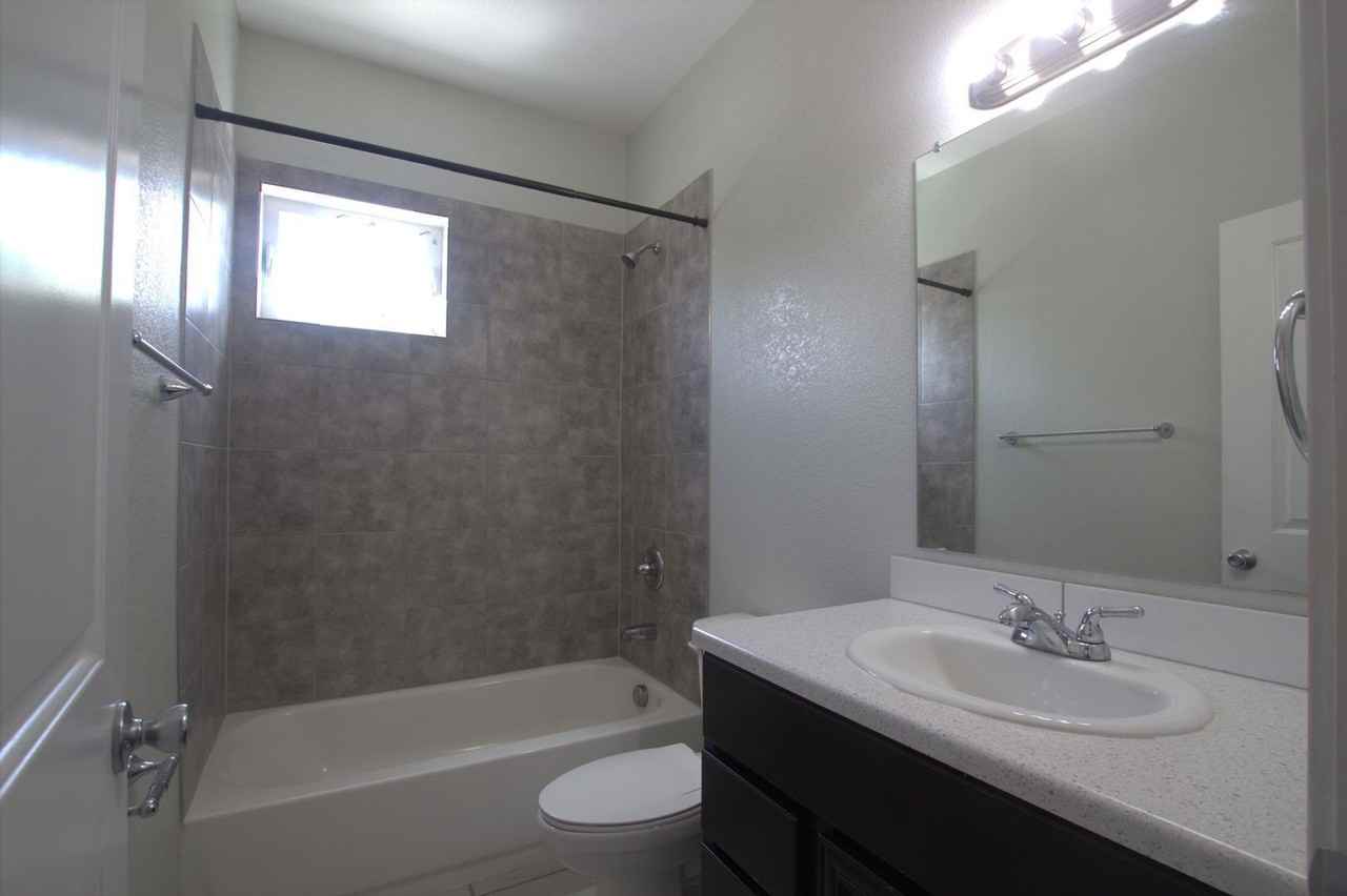 1601 Kimbark St #201 - Photo 4 of 16