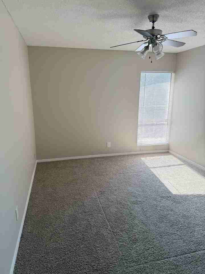 2103 N Woodlawn Dr - Photo 2 of 5