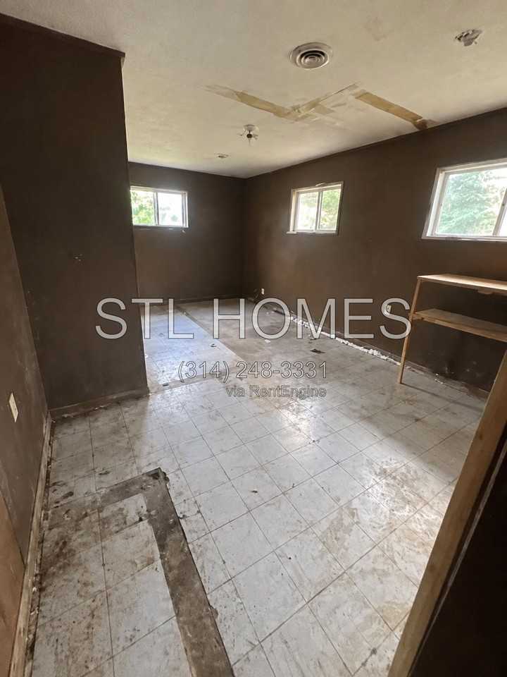 1060 Water St - Photo 4 of 11