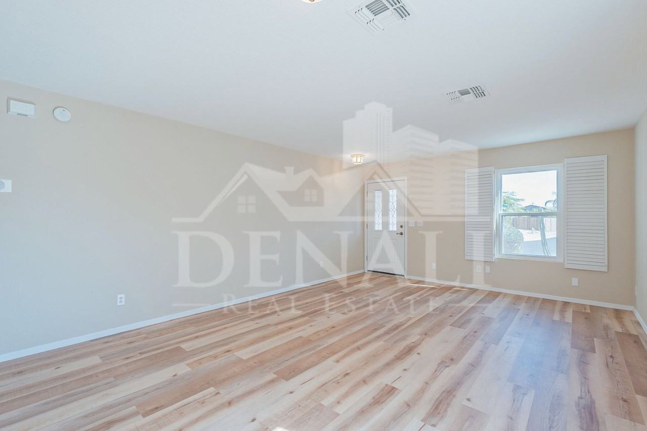 10095 N Mill Crossing Way - Photo 3 of 50