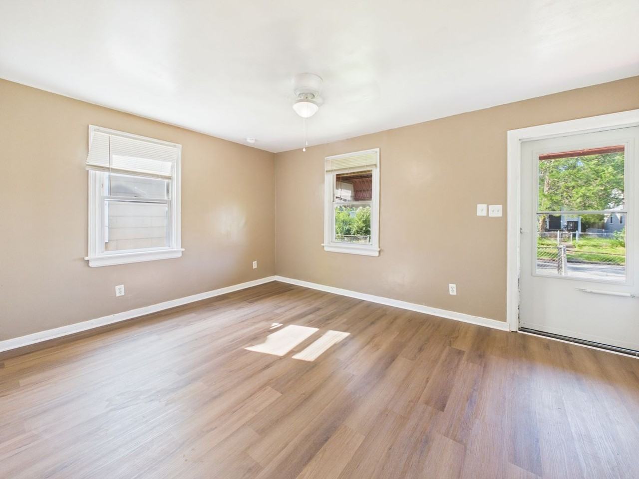 1114 E 15th St - Photo 4 of 30