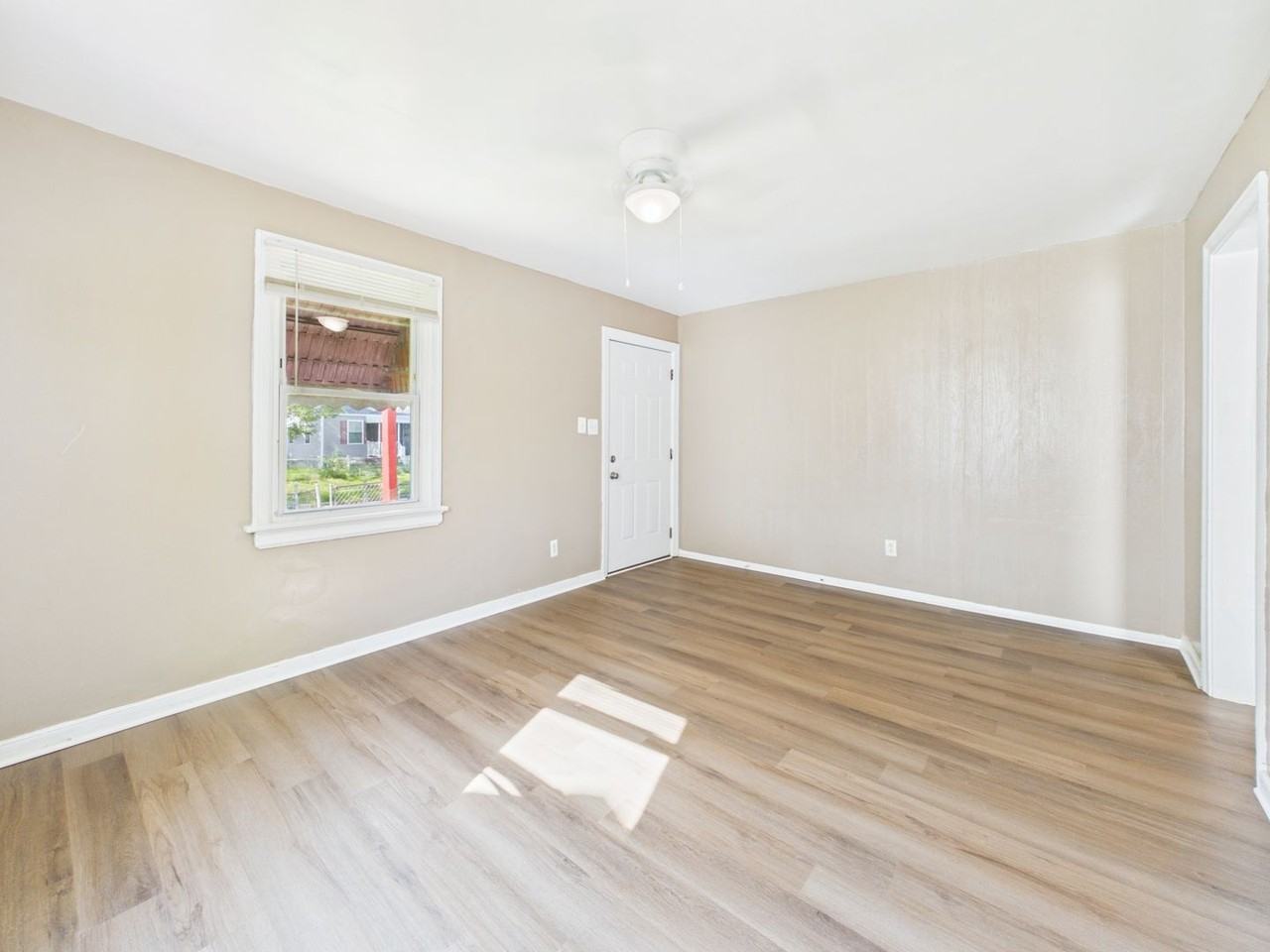 1114 E 15th St - Photo 5 of 30