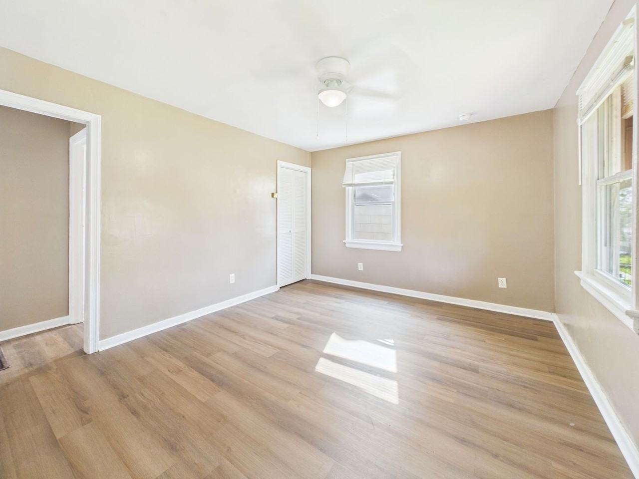 1114 E 15th St - Photo 6 of 30