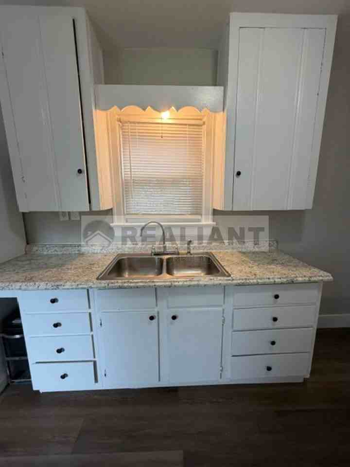 1411 Hill St - Photo 3 of 18