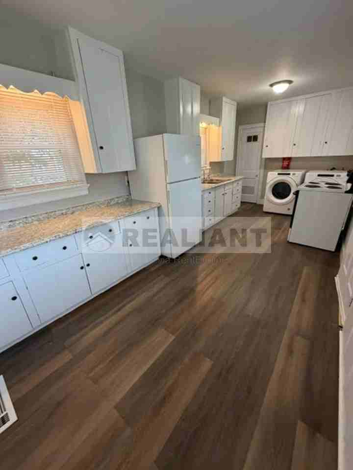 1411 Hill St - Photo 5 of 18
