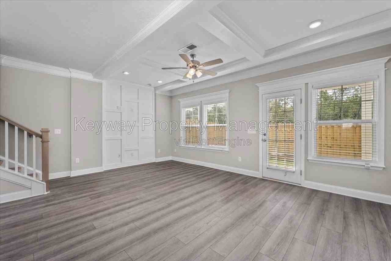1092 Linsmore Ave - Photo 3 of 11