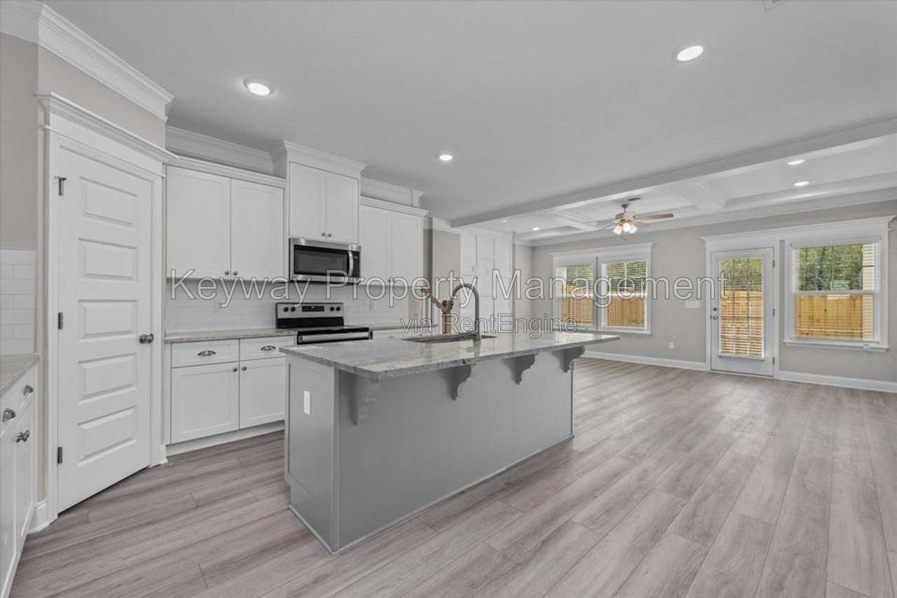 1092 Linsmore Ave - Photo 5 of 11