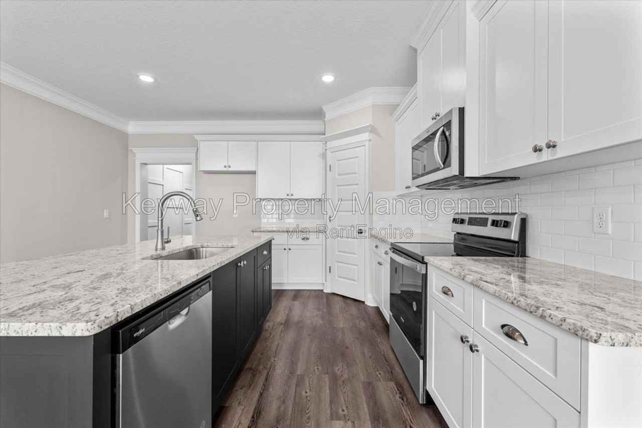 1092 Linsmore Ave - Photo 6 of 11