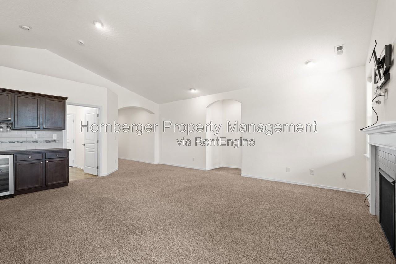 917 S Oswald St - Photo 6 of 33