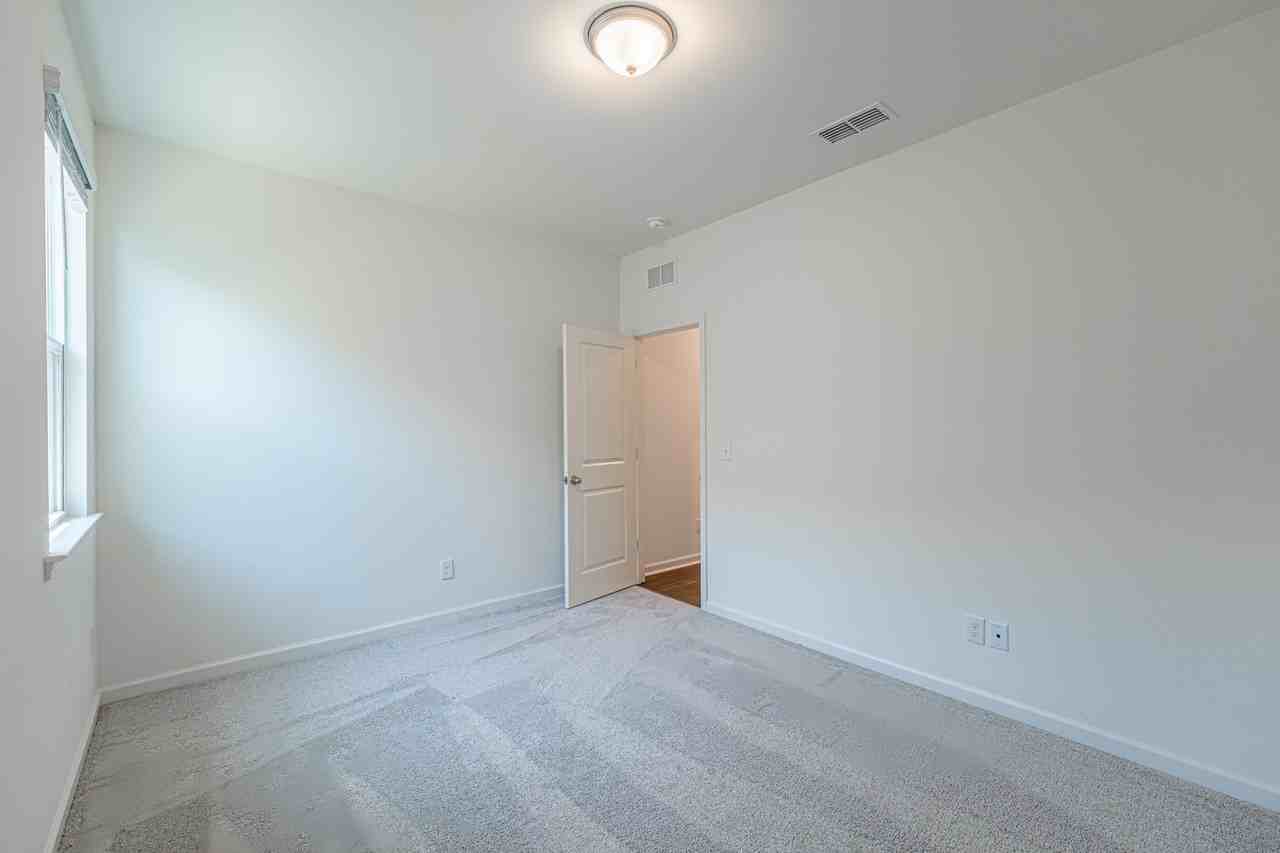 86 Norman Ave - Photo 4 of 27