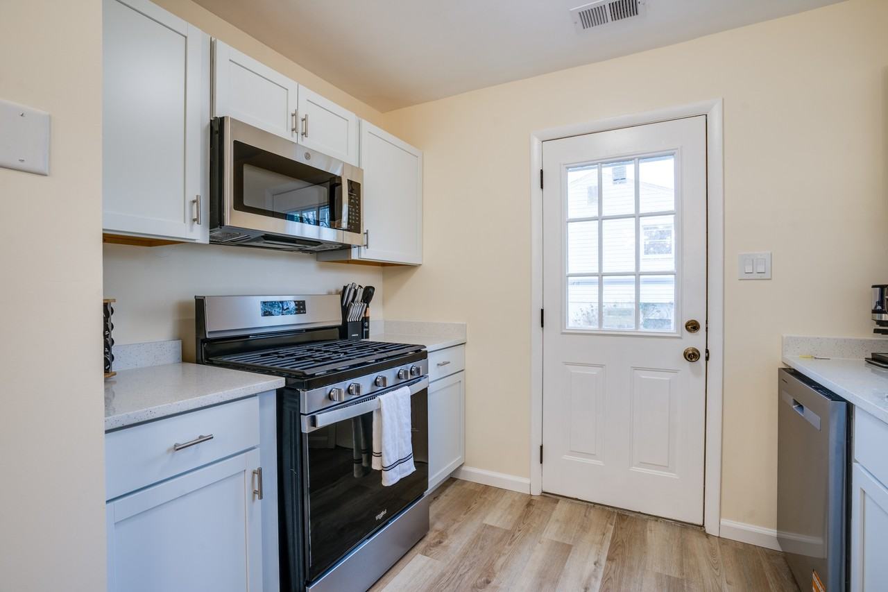 14220 Fallbrook Ln - Photo 3 of 50