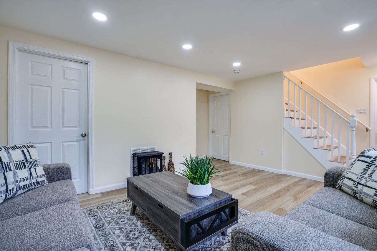 14220 Fallbrook Ln - Photo 4 of 50