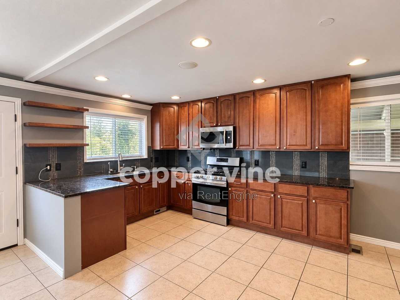 10466 Pearl St - Photo 4 of 33