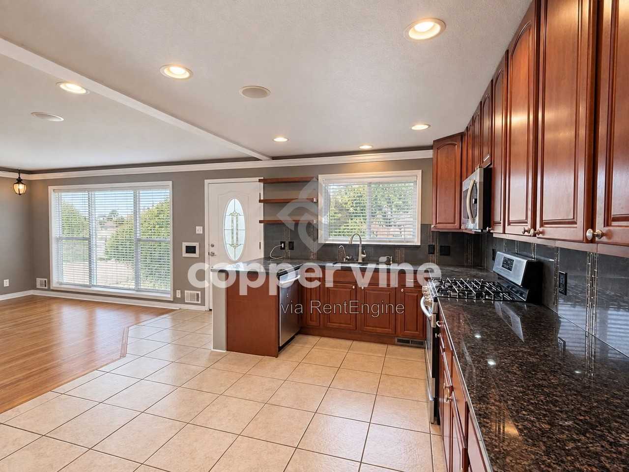 10466 Pearl St - Photo 5 of 33