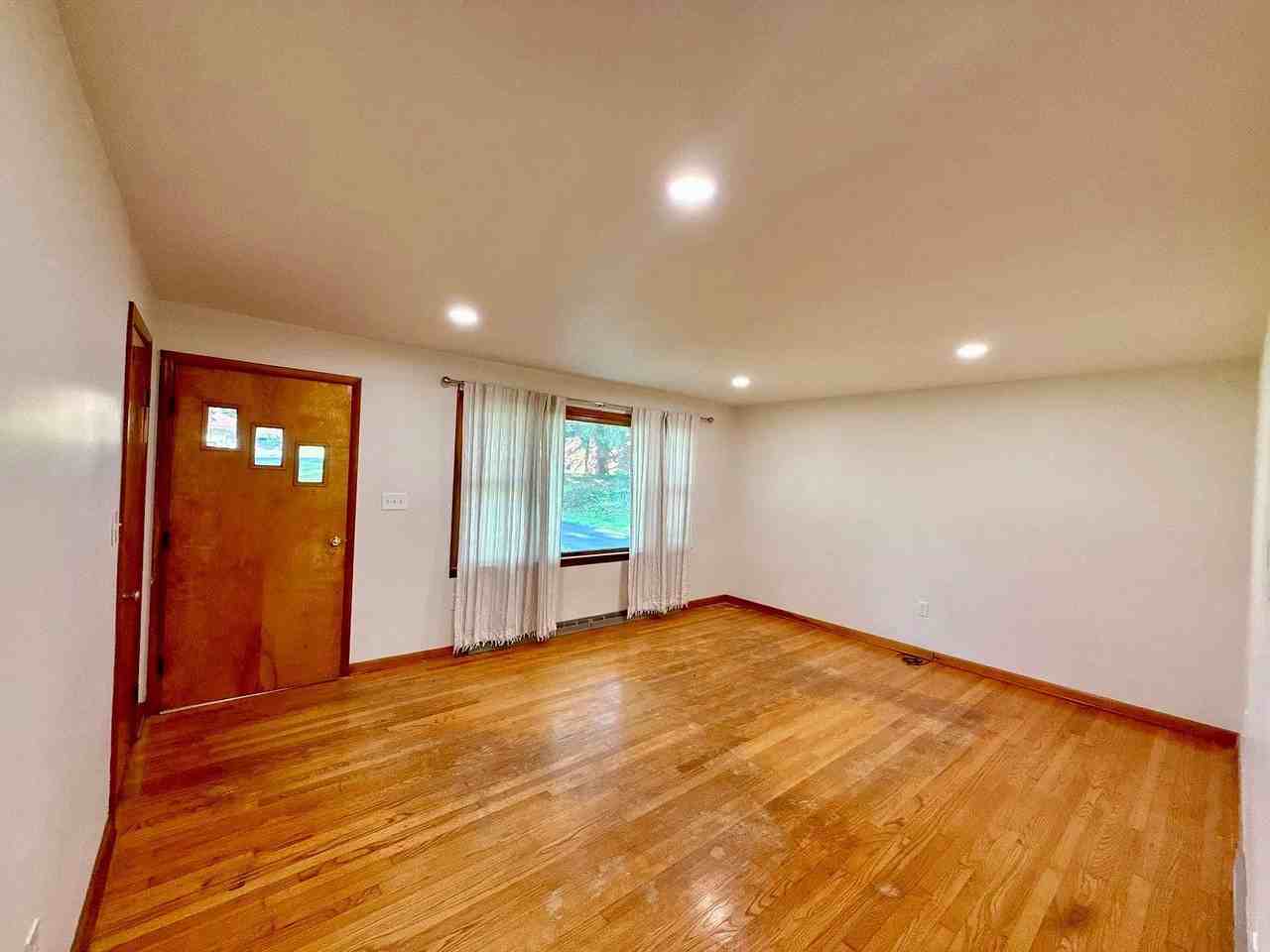 329 Fairview Dr - Photo 6 of 26
